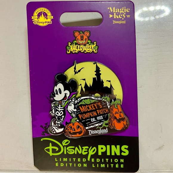 Disney Parks Halloween Mickey Mouse AP Pumpkin Patch 2024 Pin LE 3000 Magic Key - Picture 2 of 4